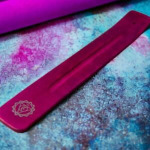 QUEMADOR INCIENSO TABLILLA MADERA CHAKRAS FUCSIA